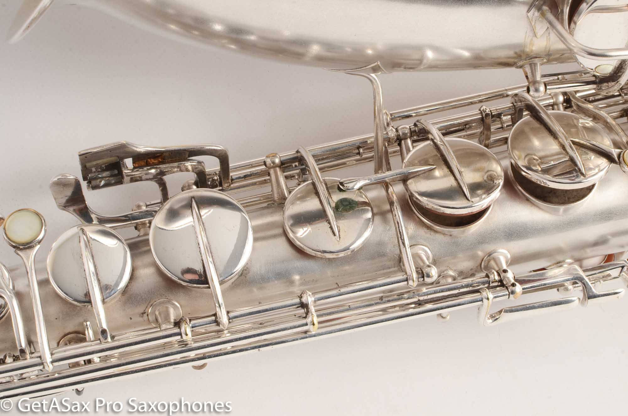 Jouet De Saxophone D'argent Et De Chrome Sur Le Blanc Photo stock - Image  du coup, chrome: 108697172